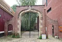The Tudor-style gateway to the garden from the Kleine Houtstraat