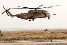 The Unit 669 trains the rescue of people with a CH-53D Sea Stallion Yas'ur