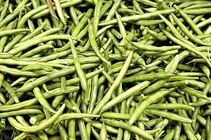Lots of green beans in a pile