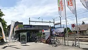 Flat-roofed waiting area on platform next to railway line