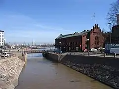 A view of the Katajanokka canal, with restaurant Sipuli in the background on the right.