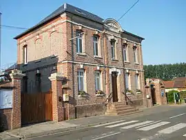 The town hall and school in Hem-Hardinval