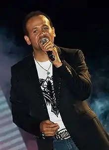 Hisham Abbas performing at the International Garden, Cairo, Egypt (July 15, 2008)