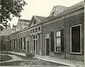 Hofje garden in 1910, then located between the Lange Herenstraat and Lange Molenstraat, Haarlem