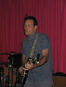 Reis performing with Hot Snakes in 2011