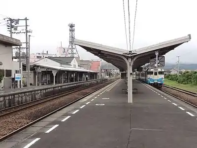 A view of the station platforms and tracks in 2011. A siding can be seen on the right,