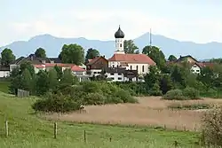 Iffeldorf with its Church, in the background the Alps