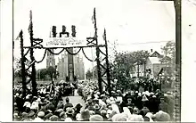 An arc decorated with the Columns of the Gediminids during the unveiling ceremony of the Monument of 10th anniversary of Independence of Lithuania in Rokiškis (1931)
