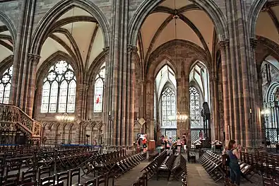 Side of the nave and collateral aisle