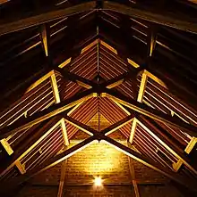 Timber roof truss with purlins