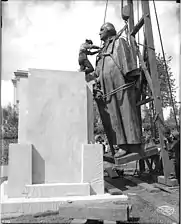 Installing the statue of George Washington that remains on the University of Washington campus