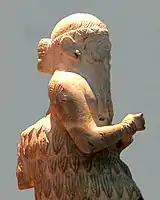 Ishqi-Mari in profile. He wears a hairbun similar the Sumerian royal hairbuns, such as on the headdress of Meskalamdug or reliefs on Eannatum. The inscription is visible on the back of the right shoulder.