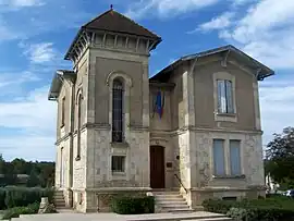 The town hall in Isle-Saint-Georges