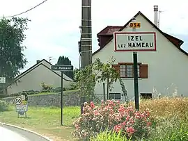 The road into Izel-lès-Hameau