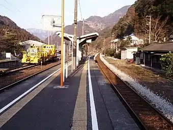 View of the station platforms in 2006 looking in the direction of Tadotsu