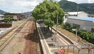 A view of the station platforms and tracks. The siding can be seen to the left.