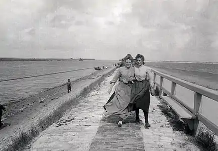  Girls strolling on East wharf, 1904 Photothèque de Cambrai