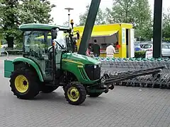 Compact utility tractor