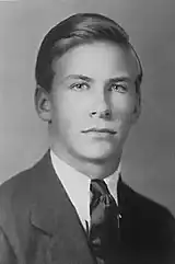Photo portrait of a young man with short hair wearing a suit and tie