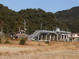 A view of the elevated track with the station to the left (before the construction of roads exclusively for dual-mode vehicles).