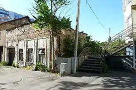 Kartamyshevska 28 and wall of demolished courtyard of Kartamyshevskaya 26