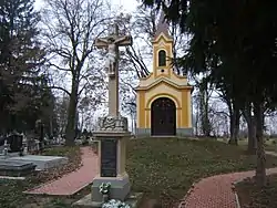 Cross and cemetery chapel in Gölle