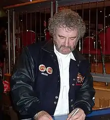 Kevin Bloody Wilson signing an autograph after a performance on the 2005 DILLIGAF Tour