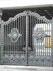 Verkhovna Rada building's gates in 2009 before Decommunization