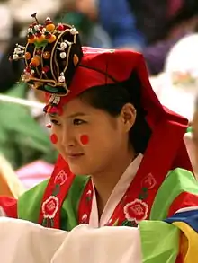 Ap daenggi, a pair of daenggi hanging from a binyeo (hairpin)