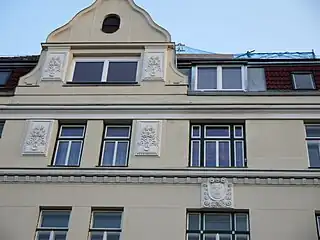 Building at Kriemhildplatz 1, detail of the upper floor with gable.