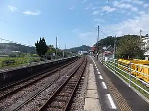 A view of the station platforms and tracks in 2015. Platform 2 is to the left. Track maintenance vehicles can be seen on the siding to the right.
