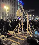 A modern improvised trebuchet erected by rioters in Hrushevskoho Street, Kiev in 2014, with the counterweight used to operate it visible