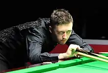 Kyren Wilson playing a shot using the rest