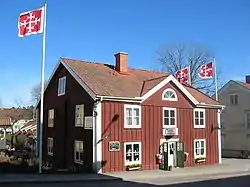 Café Columbia with its emigration museum is right on national road 34, passing through the small town. Kinda municipality's coat of arms is seen on the flags.