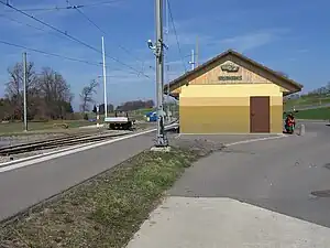 Single-story shelter on side platform