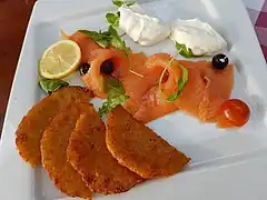 Salmon with cream horseradish and Kartoffelpuffer