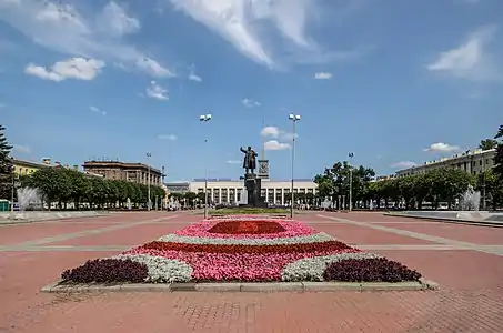 Setting in Lenin Square