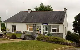 The town hall and post office in Lennon