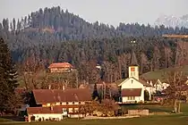 Linden (BE) – Village centre with the church, the Stauffen and Hohgant mountains from the north-northwest