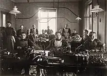 Female workers at LM Ericsson twisting on Tulegatan 5 in 1895.