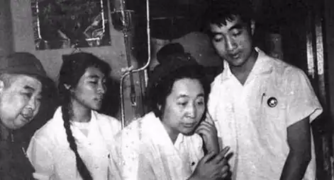 Lin Liguo (right) with his mother Ye Qun (second from right)