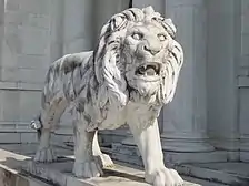Image of the left Lion at the main entrance