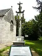 At the top of the calvary the sculpture depicting the crucified Christ has a pietà on the reverse side. Below is the upper crosspiece which has an angel and a demon depicted at its ends. There was originally a depiction of the good and bad robber on this crosspiece. On the lower crosspiece we see the sculptures depicting the Virgin Mary and John the Evangelist and below them the statue of Saint Geneviève