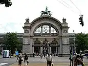 The arc that now remains of the old station, with the sculpture Zeitgeist by Richard Kissling on top, with the new station frontage behind