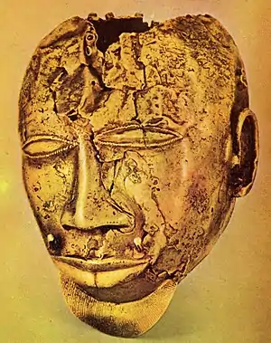 Ashanti trophy head; circa 1870; pure gold; Wallace Collection (London). This artwork represents an enemy chief killed in battle. Weighing 1.5 kg (3.3 lb), it was attached to the Asante king's state sword