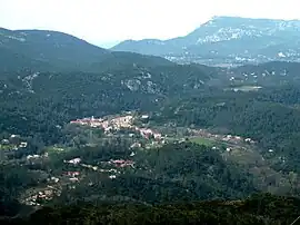 A view of Méounes-lès-Montrieux from the nearby hillside