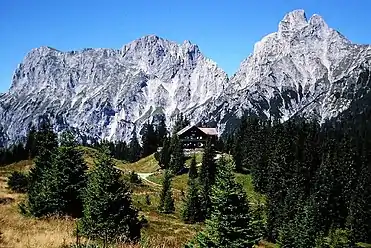 View from SE of the Reichenstein Group. Right: the Admonter Reichenstein, right of the main summit: the Totenköpfl, left of the Reichenstein: the Sparafeld, and far left: the Kalbling. In the foreground is the Mödlinger Hut.
