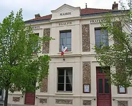 The town hall in Maincy