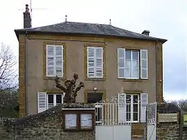 The town hall in Pouques-Lormes