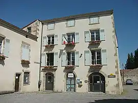 The town hall in Authezat